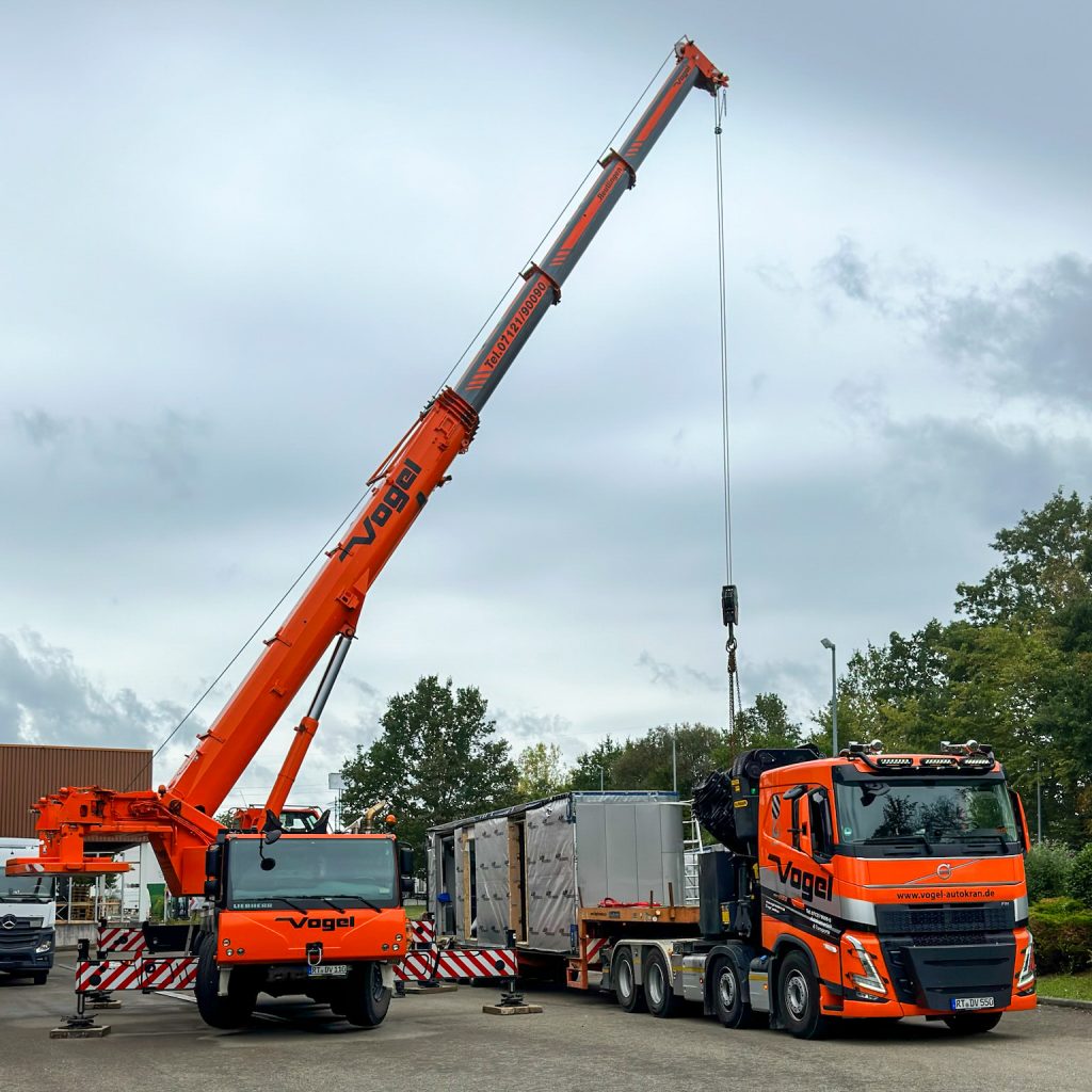 Volvo mit Palfinger PK 92002 Ladekran & Tieflader im Einsatz – Verladung und Transport einer Porsche Lounge Der Volvo mit Palfinger PK 92002 Ladekran & Tieflader zeigt seine beeindruckende Vielseitigkeit und Leistungsstärke bei anspruchsvollen Hebe- und Transportaufgaben. Der Volvo Lkw ist mit einem Palfinger PK 92002 Ladekran ausgestattet, der besonders durch seine enorme Reichweite und Präzision besticht. Der Palfinger Ladekran verfügt über eine maximale Reichweite von bis zu 32,9 Metern und ist in der Lage, schwere Lasten wie die Porsche Lounge sicher und exakt zu heben und zu transportieren. Dank des leistungsstarken Kranarms und der flexiblen Auslegerlänge ist der Kran besonders gut für schwierige Hebeoperationen in engen oder schwer zugänglichen Bereichen geeignet. Der Tieflader des Volvo-Lkw sorgt gleichzeitig für eine stabile und sichere Plattform für den Transport der schweren Porsche Lounge. Der 100-Tonnen-Liebherr-Autokran übernimmt die Aufgabe, die Porsche Lounge sicher auf den Volvo mit Palfinger PK 92002 Ladekran & Tieflader zu verladen. Der Autokran wird aufgrund seines hohen Hebekapazität und der präzisen Steuerung gewählt, um das große Gewicht der Porsche Lounge problemlos zu bewältigen. Mit seiner enormen Tragkraft und Schwenkbereich ermöglicht der Liebherr-Autokran eine präzise und sichere Verladung, ohne dass die Lounge beschädigt wird. Nach der Verladung übernimmt der Palfinger PK 92002 Ladekran den Transport. Dank des Kranarms und der Tieflader-Plattform ist der Volvo-Lkw in der Lage, die Porsche Lounge sicher zum Zielort zu transportieren und dort selbstständig wieder abzuladen. Dieser Lkw-Kombination ist besonders geeignet, um schwere und sperrige Güter zu bewegen, dabei bieten Volvo und Palfinger eine perfekte Lösung für anspruchsvolle Schwerlasttransporte. Durch den Einsatz des Volvo mit PK 92002 Palfinger Ladekran & Tieflader sowie des Liebherr-Autokrans wird der Transportprozess besonders effizient, flexibel und sicher. Die Kombination aus Volvo Lkw, Palfinger PK 92002 Ladekran und Tieflader ist die ideale Wahl für den Transport von schweren und unhandlichen Gütern wie der Porsche Lounge, da sie maximale Leistung bei gleichzeitiger Präzision und Sicherheit garantiert.
