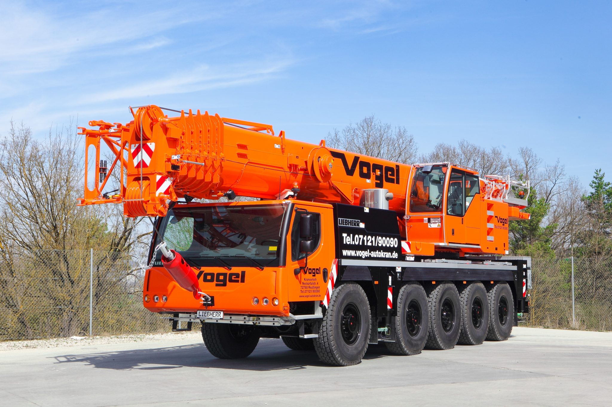 120 t Autokran auf Baustelle im Einsatz – Schwerlastkran für Hochbau, Tiefbau, Fertigteil- und Maschinenmontage, Dachsanierungen, Stahlbau, Holzbau, Wintergarten- und Glasmontage, Landschafts- und Gartenbau, Klimatechnik und Solartechnik