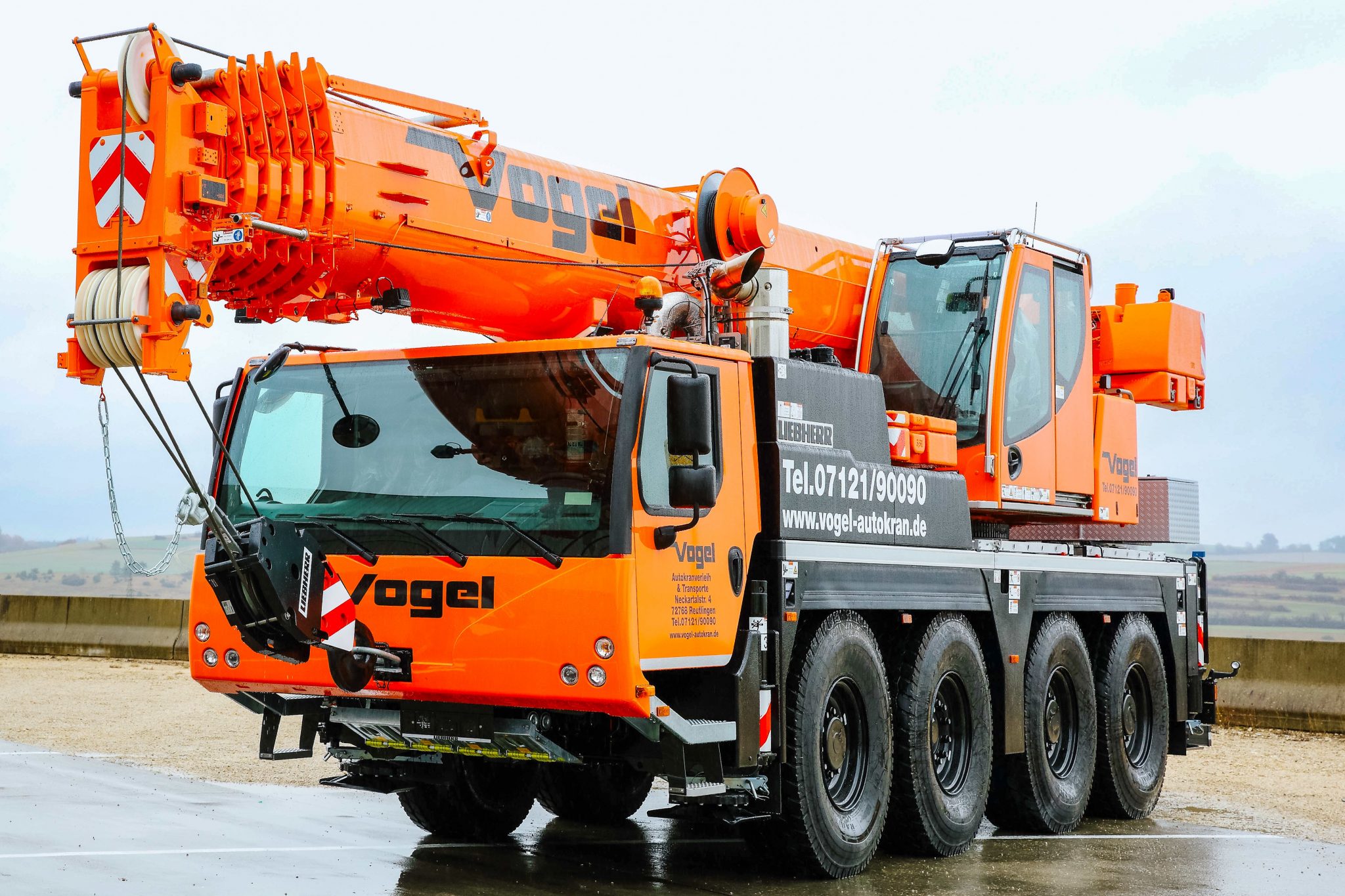 80 t Autokran im Einsatz – Schwerlastkran für Hochbau, Tiefbau, Fertigteil- und Maschinenmontage, Dachsanierungen, Stahl- und Holzbau, Wintergarten- und Glasmontage, Landschafts- und Gartenbau, Klimatechnik und Solartechnik