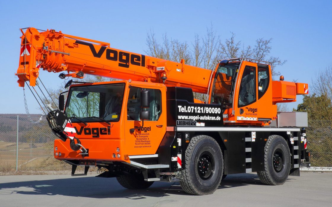 40 t Autokran im Einsatz – Kran für Hochbau, Tiefbau, Fertigteil- und Maschinenmontage, Dachsanierungen, Stahl- und Holzbau, Wintergarten- und Glasmontage, Landschafts- und Gartenbau, Klimatechnik und Solartechnik